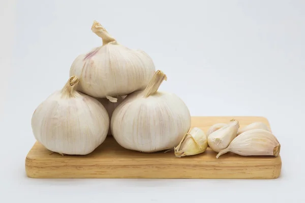 Root garlic on wooden board — Stock Photo, Image