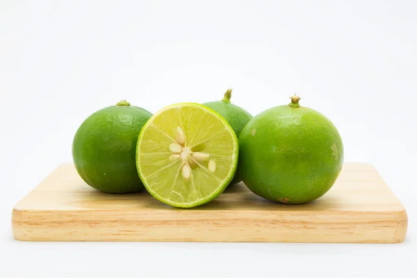 Świeży plasterek limonki na desce — Zdjęcie stockowe