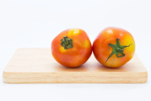 Tomate fraîche sur planche de bois — Photo