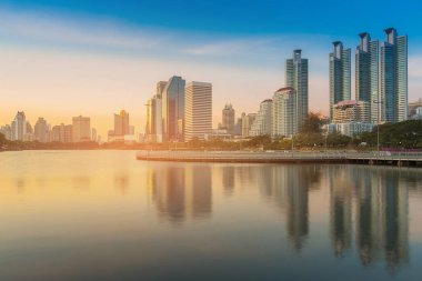 Yansıma ofis şehir merkezinde genel park Binası