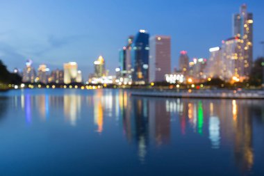 Ofis Binası bokeh alacakaranlıkta yansıması ile hafif bulanık