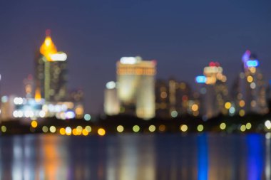 Gece şehir şehir merkezinde bokeh ışık su açık bulanık