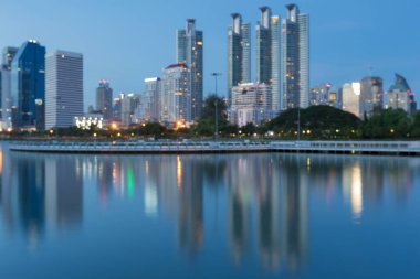 Alacakaranlıkta yansıması ile bulanık bokeh hafif ofis binası