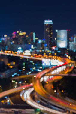 Bulanık bokeh havadan görünümü şehir ve otoyol deyimleri