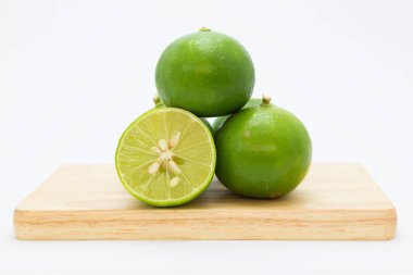 Taze limes meyve ahşap tahta üzerinde