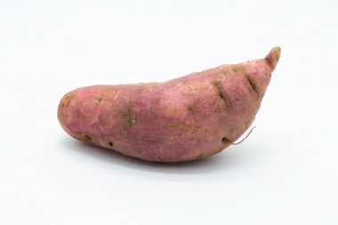 Beyaz arka planda tatlı patates