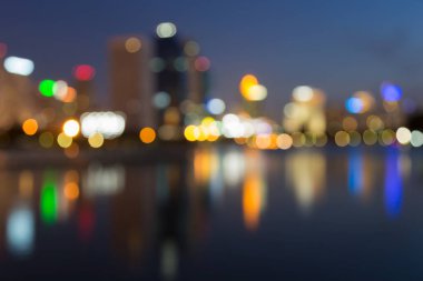 Bokeh şehir ışık su yansıması ile bulanık