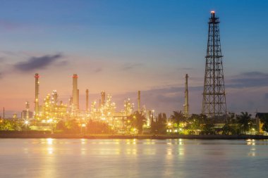 Petrol rafinerisi nehir açık alacakaranlıkta