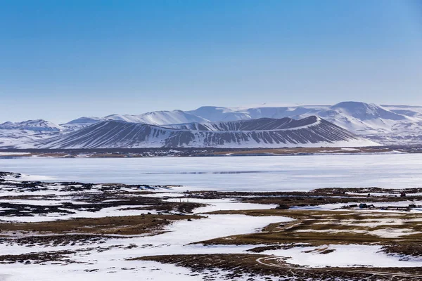 Vulkaan met blauwe heldere blauwe hemelachtergrond, IJsland — Stockfoto