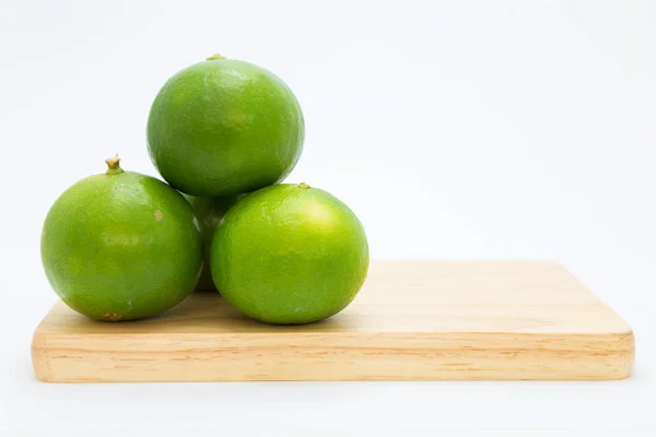 Limas sobre tabla de madera — Foto de Stock