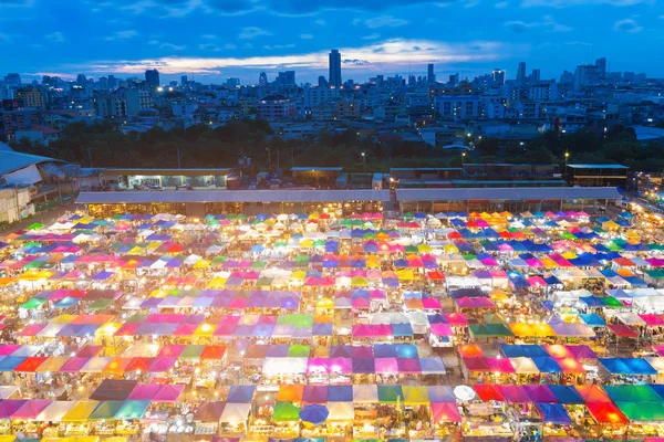 Nattens tak på loppemarkedet med skumringsby i sentrum – stockfoto