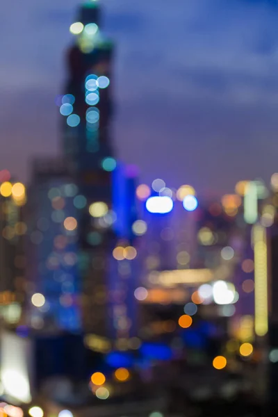 Edificio della città offuscata bokeh luce vista notturna — Foto Stock