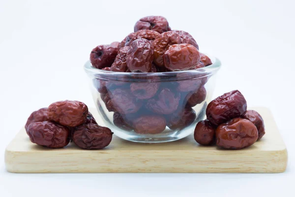 Jujube seco chino rojo sobre tabla de madera —  Fotos de Stock