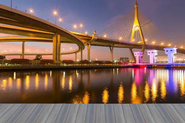 Asma köprü alacakaranlık Nehri ön