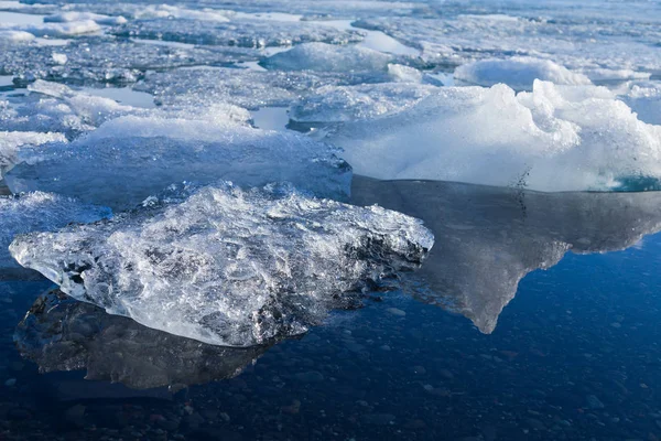 Lód, łamanie na jeziorze pod koniec sezonu zimowego — Zdjęcie stockowe