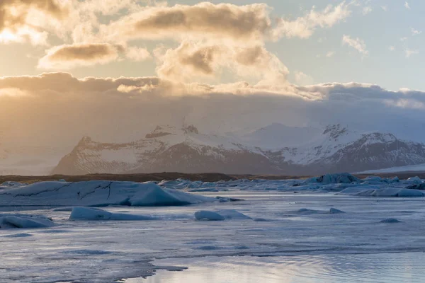 Fagypont alatti jég tó naplemente hang háttérrel, Izland — Stock Fotó