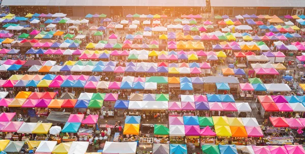 Hafta sonu bit pazarı çatı üst