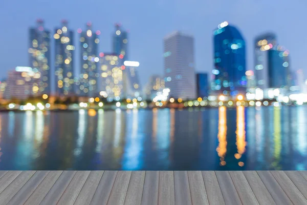 Alacakaranlık bokeh ışık şehir ofis binası ile yansıma, arka plan bulanık