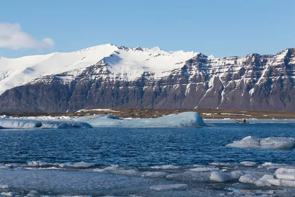 Jakulsarlon lagün dağ kar ile kaplı