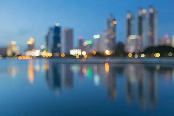 Reflexe rozmazané světlo kancelářská budova na twilight — Stock fotografie