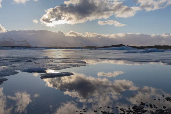 Islândia lagoa de inverno com reflexão céu azul — Fotografia de Stock