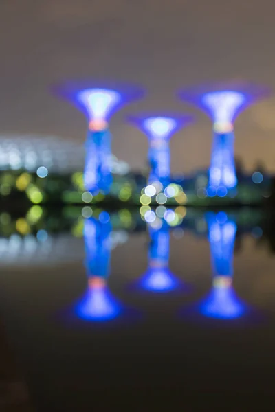 Νύχτα θολή bokeh φως με αντανάκλαση πάρκο πόλης Σιγκαπούρη — Φωτογραφία Αρχείου