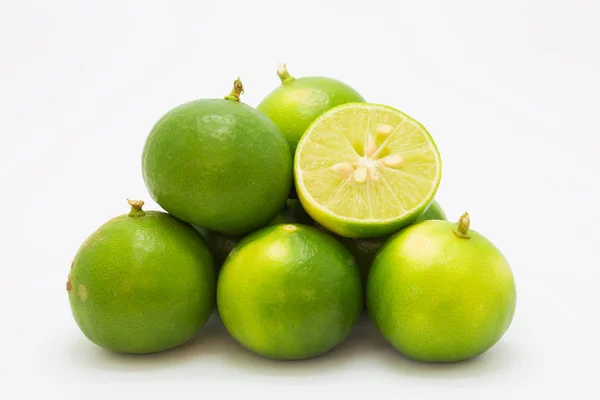 Fruits verts frais sur fond blanc — Photo