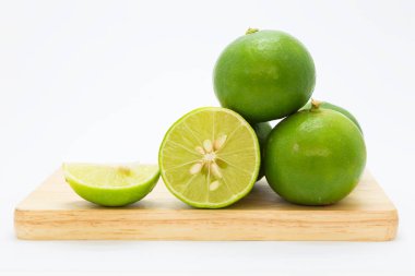 Ahşap tahta üzerinde taze limes