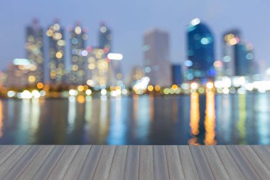 Şehir bokeh alacakaranlıkta, arka plan yansıması ile hafif bulanık