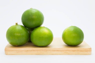 Ahşap tahta üzerinde taze limes