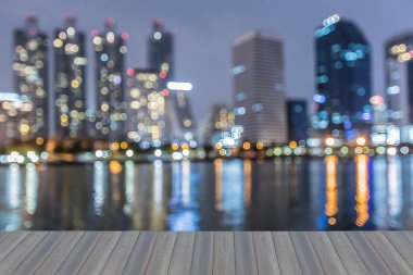 Bokeh hafif ofis binası ile su yansıma, arka plan bulanık