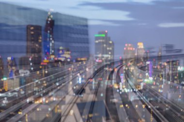 Gece bulanık hafif çift benimsemek hareket tren ve şehir şehir hareketli 