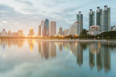 Yansıma şehir ofis mavi alacakaranlık gece manzaraya Binası