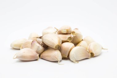 Beyaz arka plan üzerinde taze kök sarımsak