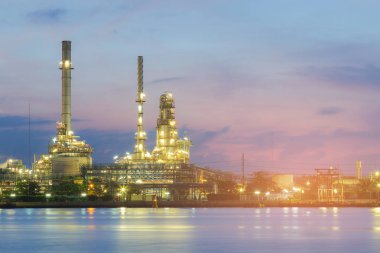 Petrol rafinerisi fabrika gece görünümü üzerinde ön Nehri