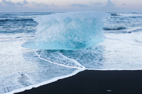 Μαύρη άμμος παραλία με πάγο σπάσιμο από παγετώνα, Ισλανδία — Φωτογραφία Αρχείου