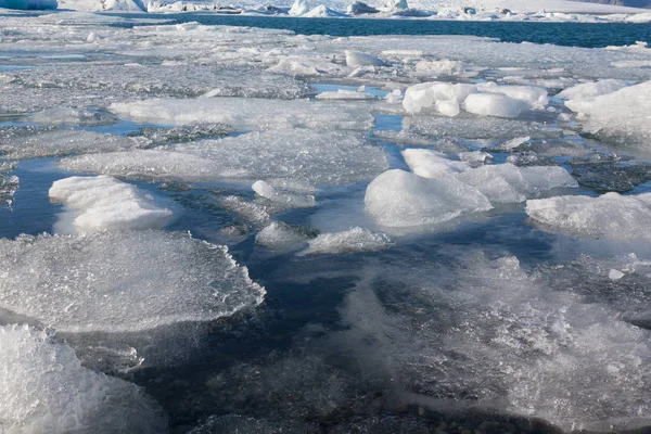 Hielo en el lago de agua a finales de invierno temporada, Islandia — Foto de Stock