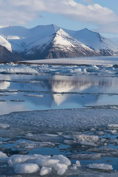 Islandia laguna de invierno, Jakulsarlon con reflejo de montaña —  Fotos de Stock