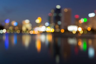Şehir gece ışık yansıması ile bokeh bulanık