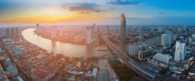 Panorama şehir Bangkok nehir eğri Skyline günbatımı gökyüzü ile 