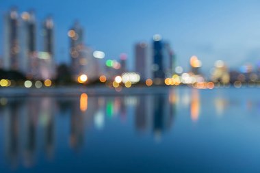 Yansıma bulanık bokeh ışık şehir gece görünümü oluşturma