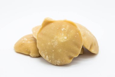 beyaz zemin üzerinde hurma şekeri