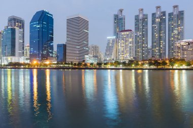 Gece şehri alacakaranlıkta su yansıması ile bina