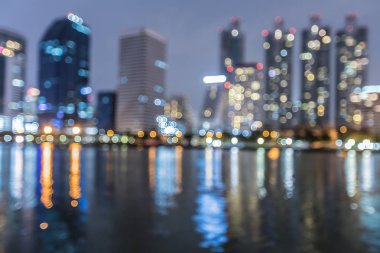 Bokeh şehir ofis binası ışık gece görünümü su açık bulanık