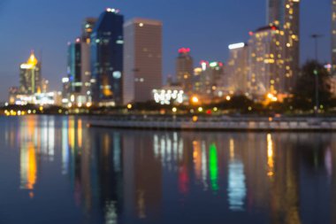 Gece lambası bokeh şehir ofis binası ile su yansıması bulanık