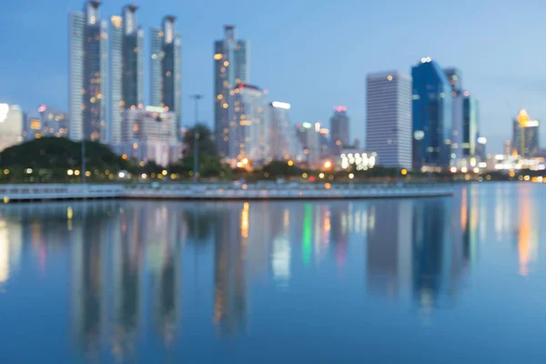 Dämmerung Stadt verschwommenes Bokeh-Licht mit Wasserreflexion — Stockfoto