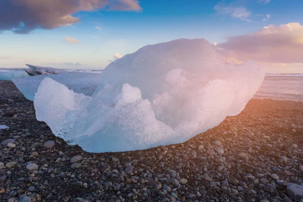 Rompighiaccio naturale sulla spiaggia di roccia nera, Islanda — Foto Stock