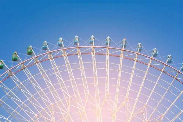 Amusement funfair giant ferris wheel with clear blue sky — Stock Photo, Image