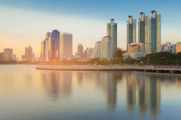 City downtown building with water reflection in public park — Stock Photo, Image