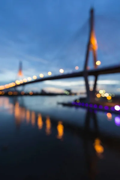 Twin suspension bridge blurred bokeh light at twilight — Stock Photo, Image
